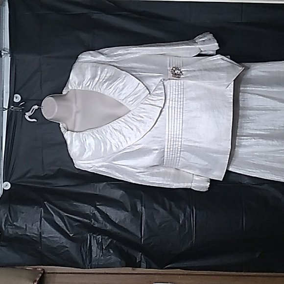 MIDNIGHT VELVET STUNNING OFF WHITE SKIRTSUIT - Picture 2 of 12